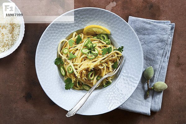 Spaghetti mit grünen Mandeln und Zitronensauce
