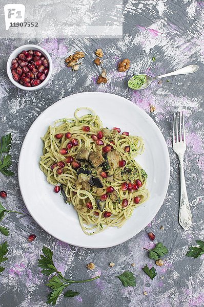 Spaghetti mit Petersilien-Walnuss-Pesto  Auberginen und Granatapfel