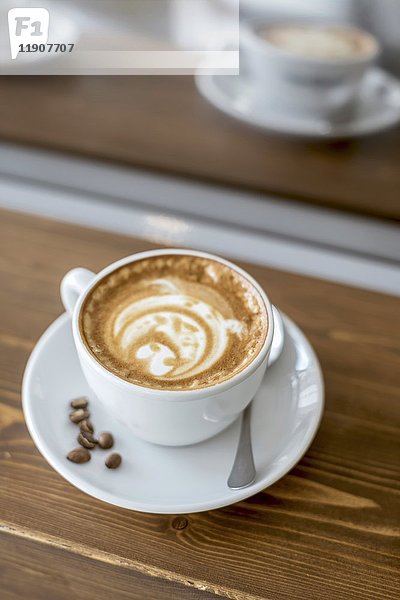 Eine Tasse Cappuccino mit Bulldoggen-Latte-Art