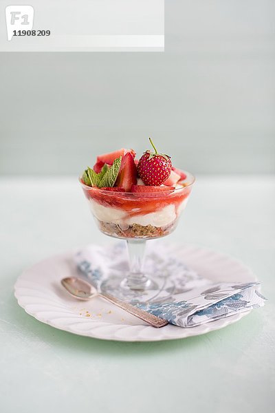 Erdbeer-Vanille-Käsekuchen mit Nuss- und Biskuitboden im Glas