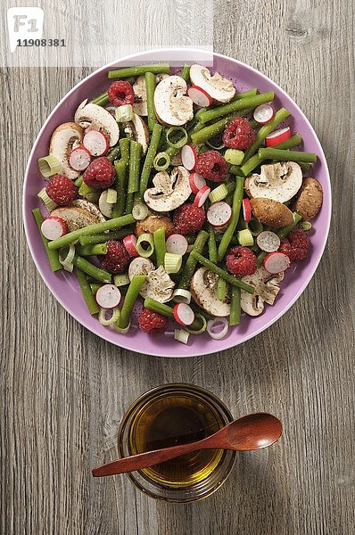 Salat mit grünen Bohnen  Champignons  Radieschen und Himbeeren