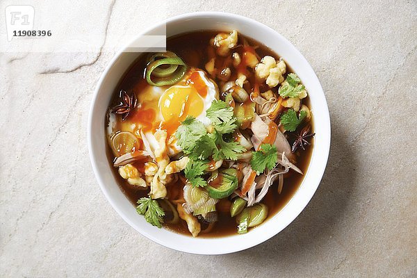 Pikante Suppe mit Huhn und Ei (Asien)