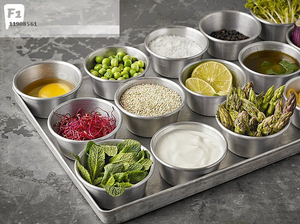 Zutaten für die Zubereitung von Quinoa-Burgern und -Muffins in kleinen Schüsseln