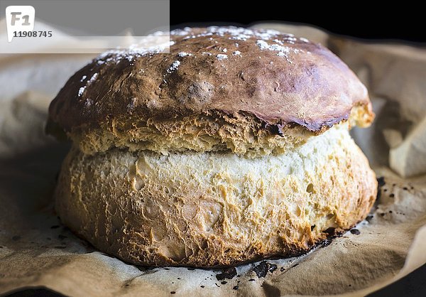Hausgemachtes und gebackenes rustikales Brot  selektiver Fokus