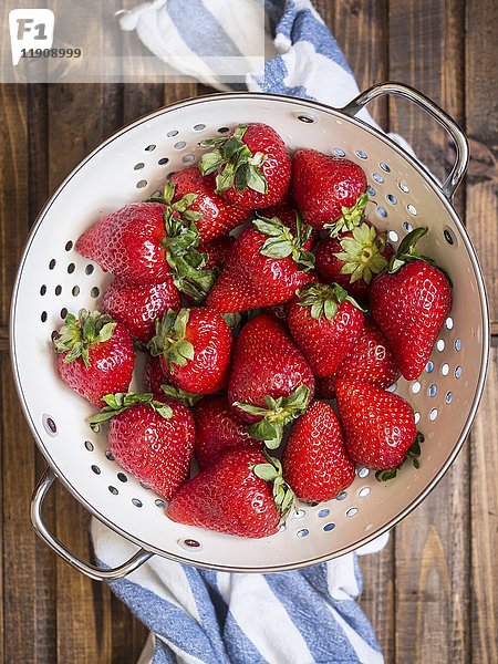 Frische Erdbeeren in einem Emaille-Sieb
