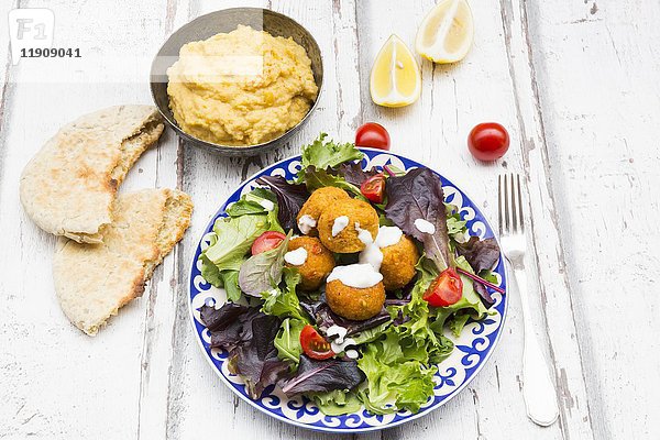 Falafel mit Joghurt-Dip auf Salat mit Hummus und Fladenbrot