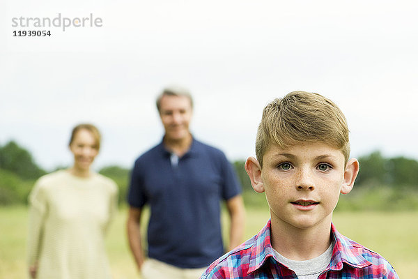 Junge mit Eltern im Hintergrund  Portrait