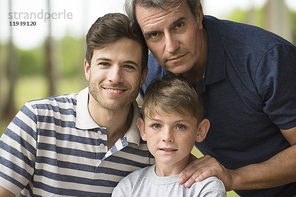 Erwachsener Mann mit Sohn und Enkel  Portrait
