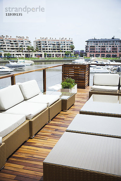Deck mit Blick auf den Yachthafen im Luxushotel