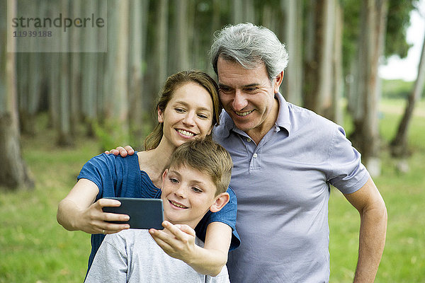 Familie posiert für Selfie
