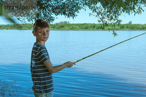 Junge beim Angeln am See  Portrait