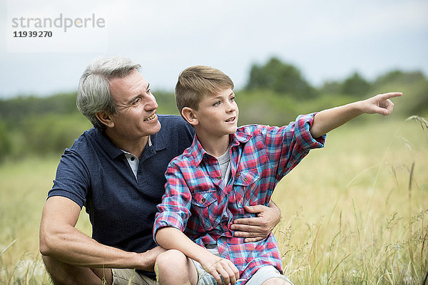 Großvater und Enkel verbringen gemeinsam Zeit im Freien.