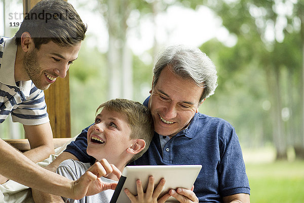 Familie mit Kind mit digitalem Tablett