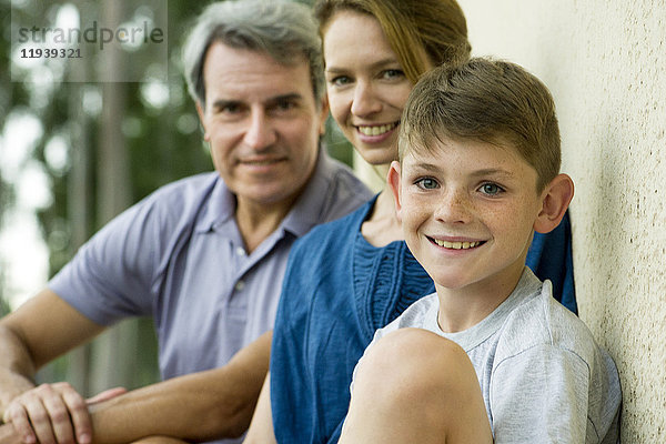 Junge mit Eltern  Portrait