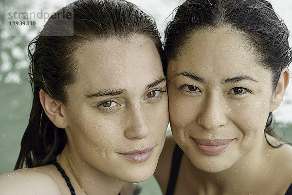 Frauen zusammen im Schwimmbad