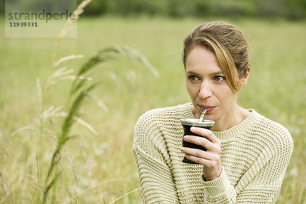 Frau trinkt Yerba Mate  Portrait