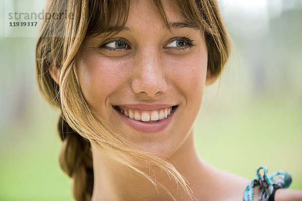 Junge Frau lächelt fröhlich  Porträt
