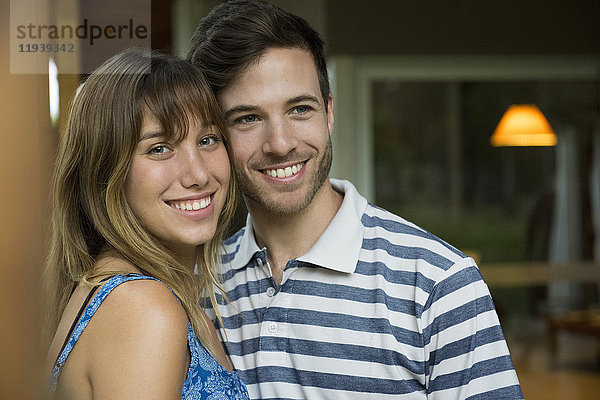 Junges Paar lächelt fröhlich  Porträt
