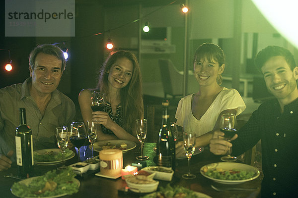 Menschen beim gemeinsamen Abendessen im Freien