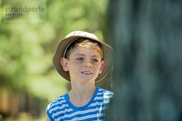 Junge mit Hut im Sommer im Freien  Portrait