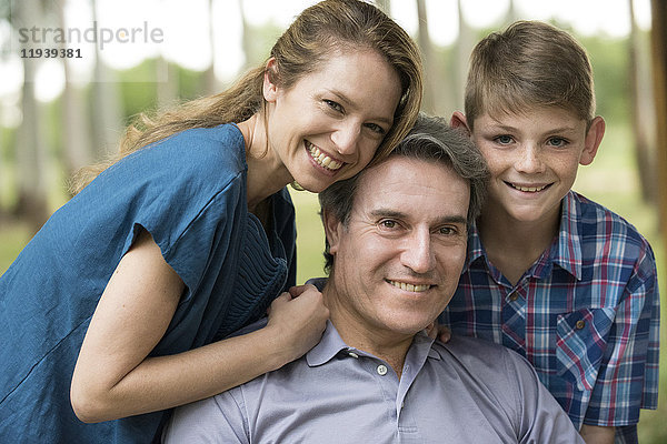 Familie lächelt zusammen  Porträt