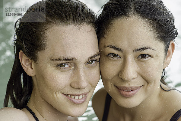 Frauen zusammen im Schwimmbad