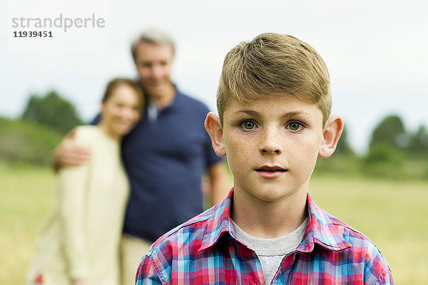 Junge mit Eltern im Hintergrund  Portrait