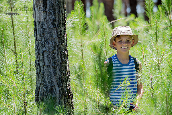 Junge beim Wandern im Wald  Portrait
