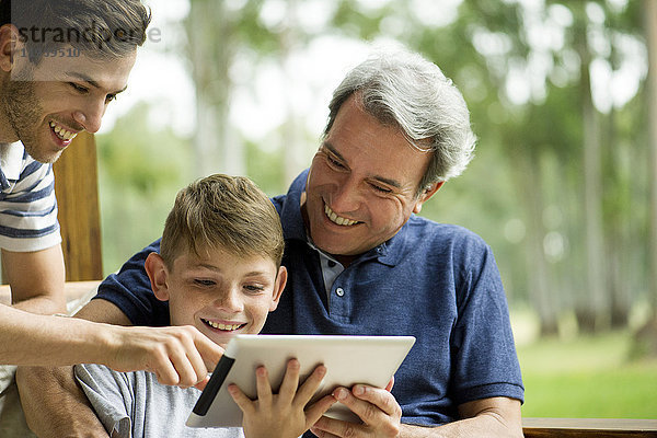 Familie mit digitalem Tablett zusammen