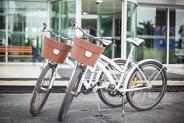 Zwei Fahrräder vor dem Gebäude geparkt