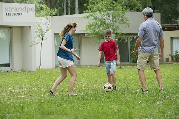 Familie spielt zusammen Fußball