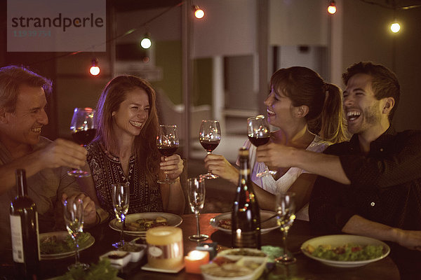 Menschen beim gemeinsamen Abendessen im Freien
