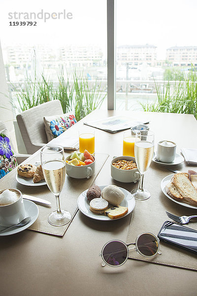 Frühstück auf dem Tisch im Hotel