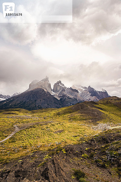 Niedrige Wolken über Cuernos del Paine  Torres del Paine Nationalpark  Chile