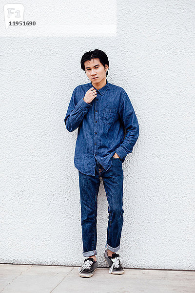 Porträt eines jungen Mannes im Freien  in Jeans und Jeanshemd