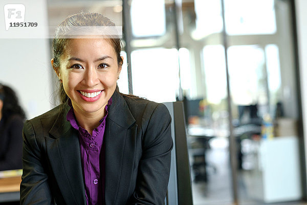 Porträt von Geschäftsfrauen im Amt  lächelnd