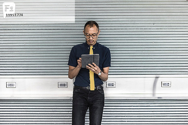 Geschäftsmann in der Stadt benutzt Touchscreen auf digitalem Tablet