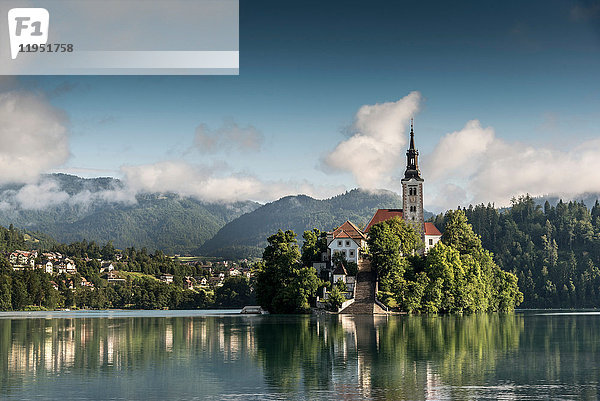 Ansicht der Kirche auf der Insel Bled  Bleder See  Slowenien