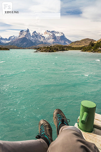 Persönliche Perspektive eines männlichen Wanderers über den Grauen See und die Cuernos del Paine  Torres del Paine Nationalpark  Chile