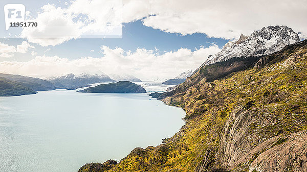 Landschaft mit See und Fernsicht auf den Grey-Gletscher  Nationalpark Torres del Paine  Chile