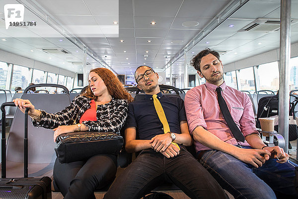 Geschäftsfrau und Männer schlafen auf Passagierfähre