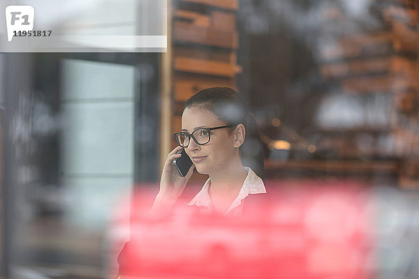 Frau mit Smartphone