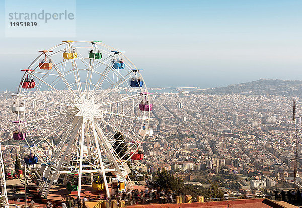 Blick vom Vergnügungspark Tibidabo mit dem Riesenrad Giradabo  Barcelona  Katalonien  Spanien