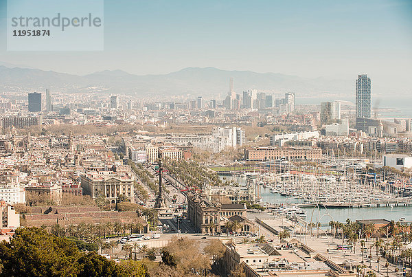 Erhöhte Ansicht des Küsten-Jachthafens und der Yachten  Barcelona  Spanien
