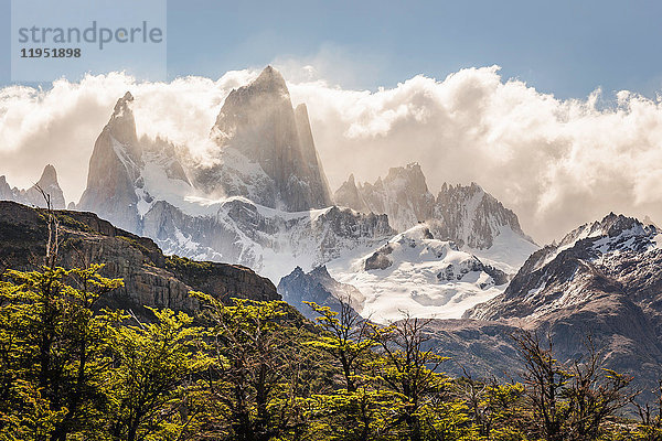 Geringe Bewölkung über dem sonnenbeschienenen Fitz-Roy-Gebirge im Los Glaciares-Nationalpark  Patagonien  Argentinien