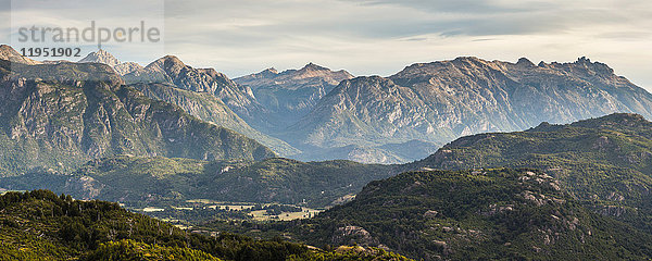 Panoramische Bergtal-Landschaft  Futaleufu  Region Los Lagos  Chile