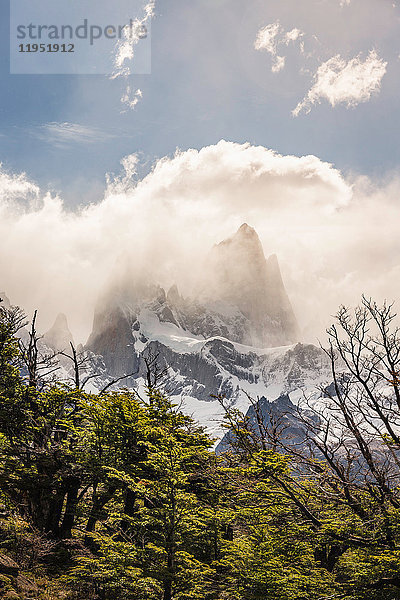 Geringe Bewölkung über dem sonnenbeschienenen Fitz-Roy-Gebirge im Los Glaciares-Nationalpark  Patagonien  Argentinien