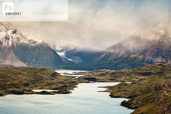 Niedrige Bewölkung und Sonneneinstrahlung in Flussberglandschaft  Torres del Paine Nationalpark  Chile