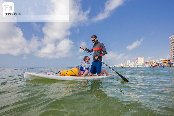 Vater und Tochter beim Paddelbootfahren im Golf von Mexiko  Florida  USA