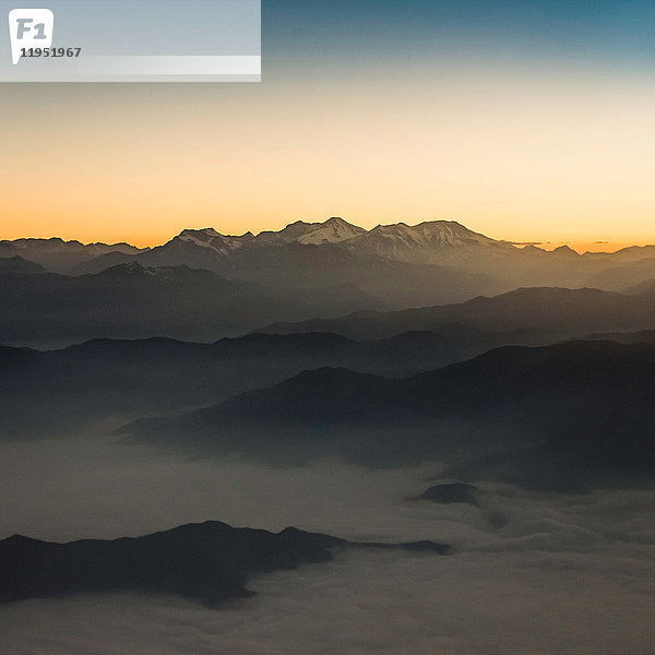 Luftaufnahme des Sonnenuntergangs über den Bergen  Metropolregion  Chile
